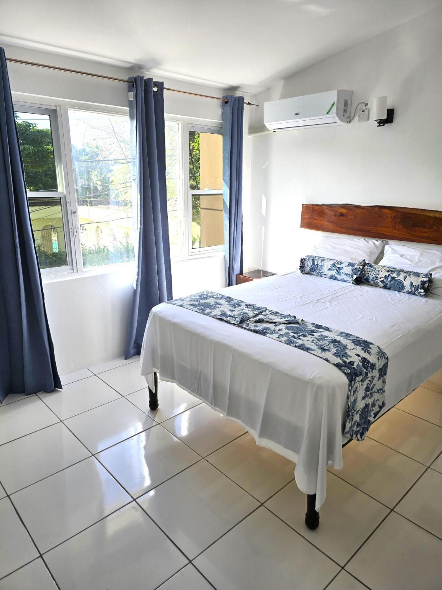 The Gardens Villa Kingston Exterior foto