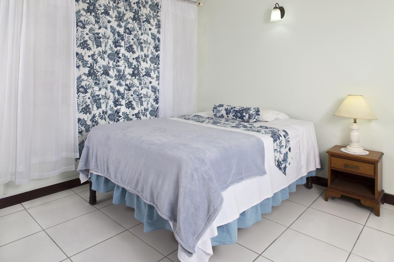 The Gardens Villa Kingston Exterior foto